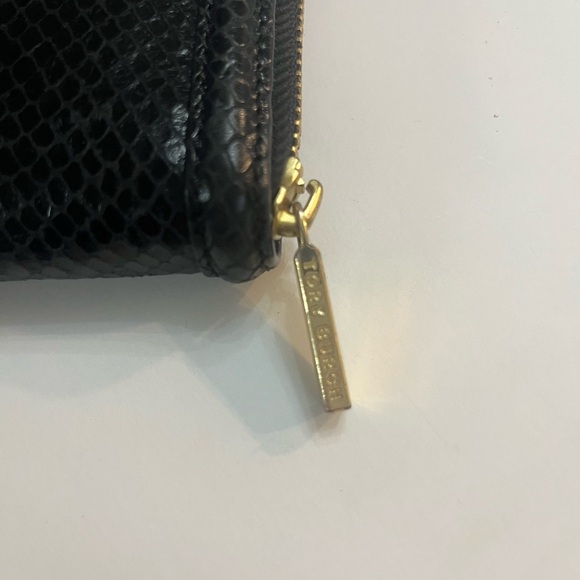 Tory Burch full zip black snake wallet - Picture 4 of 7